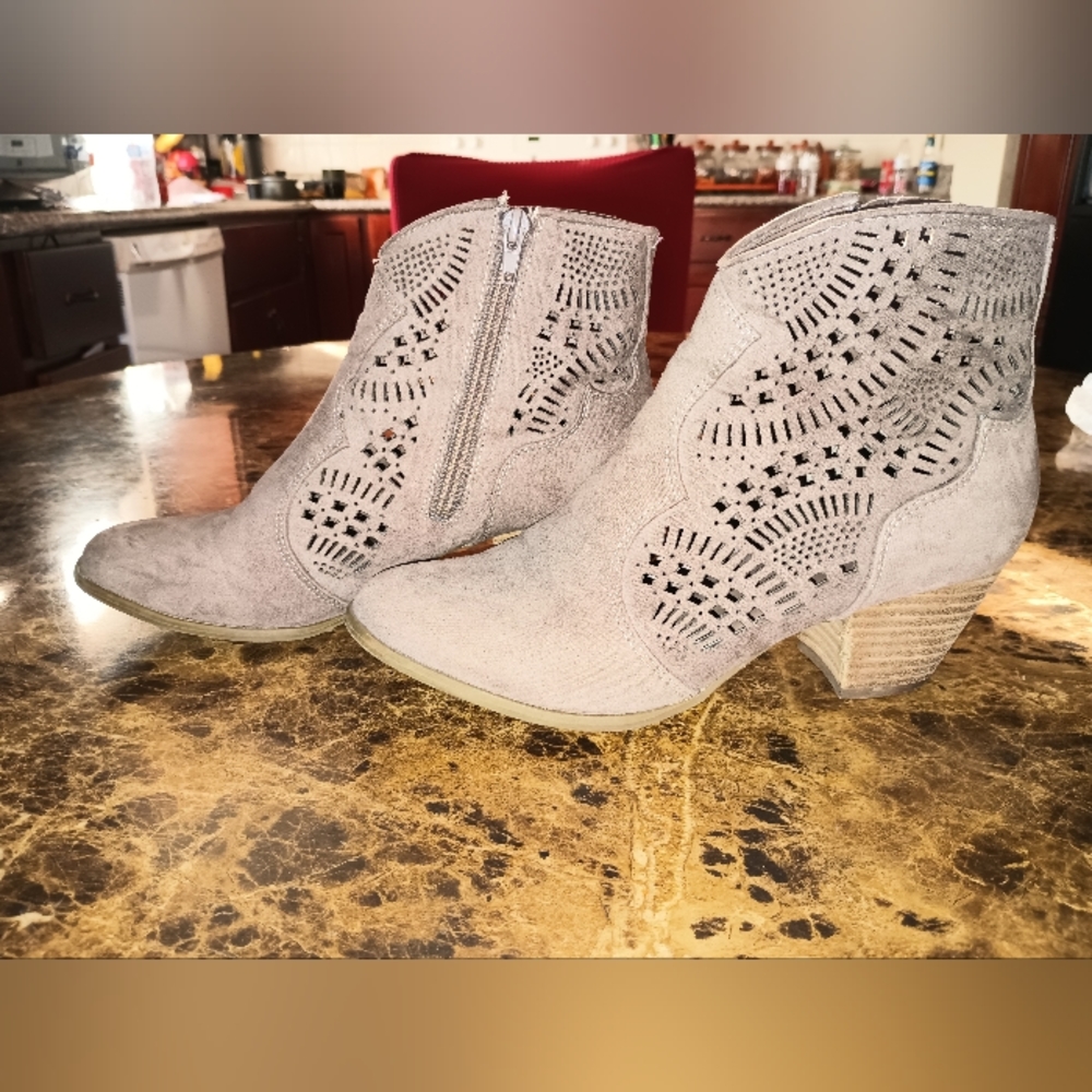 Carlos Santana boots